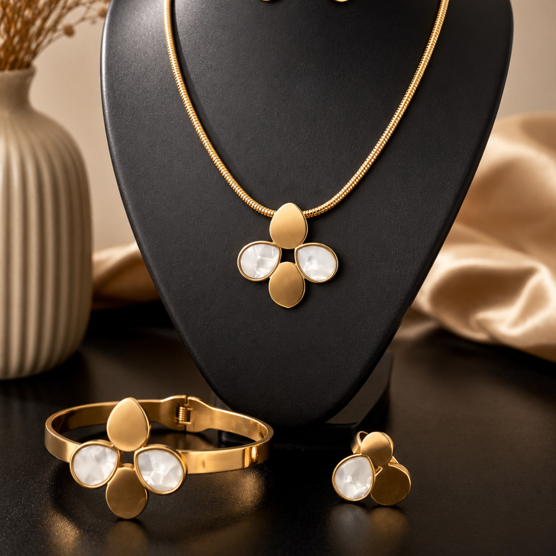 Clover Pearl Necklace